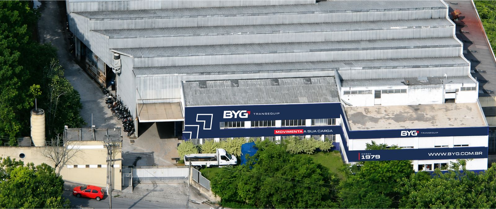 Equipe da BYG Transequip apresentando equipamentos em feira do setor industrial